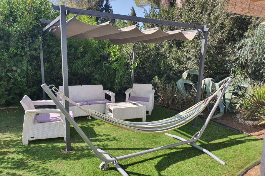 צימר בצל עצי האורן - מבוא ביתר במבוא ביתר - חצר ונוף
